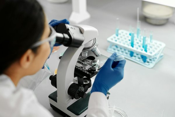 Comment une assurance peut couvrir les risques d'un laboratoire de génétique?